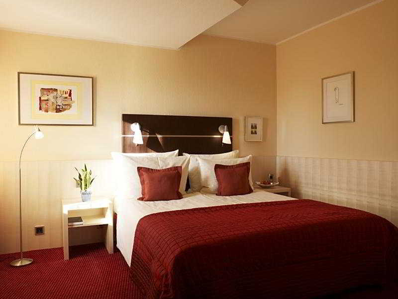 Hotel Uhu Garni โคโลญ ภายนอก รูปภาพ