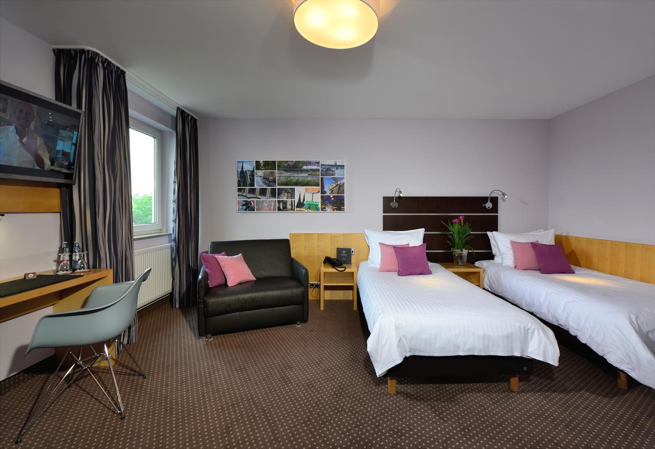 Hotel Uhu Garni โคโลญ ภายนอก รูปภาพ