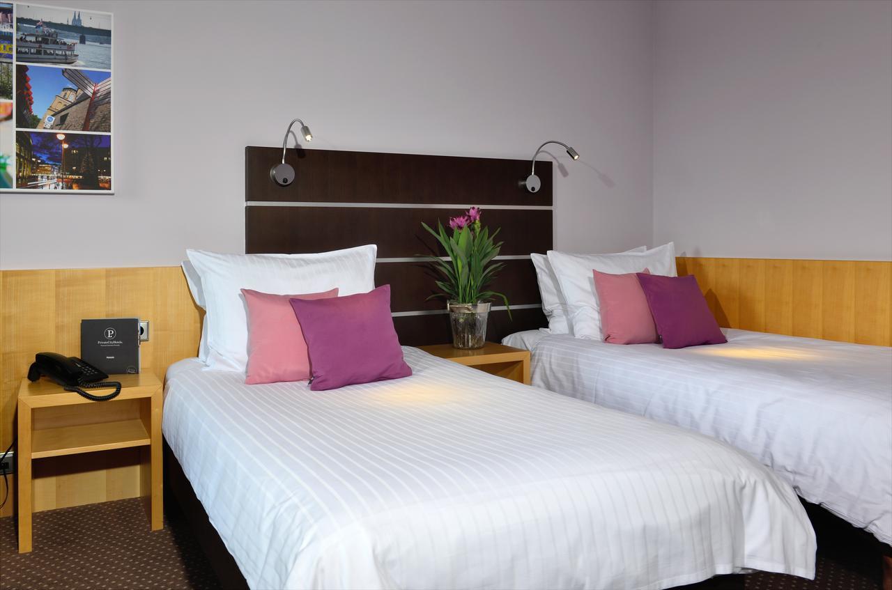 Hotel Uhu Garni โคโลญ ภายนอก รูปภาพ