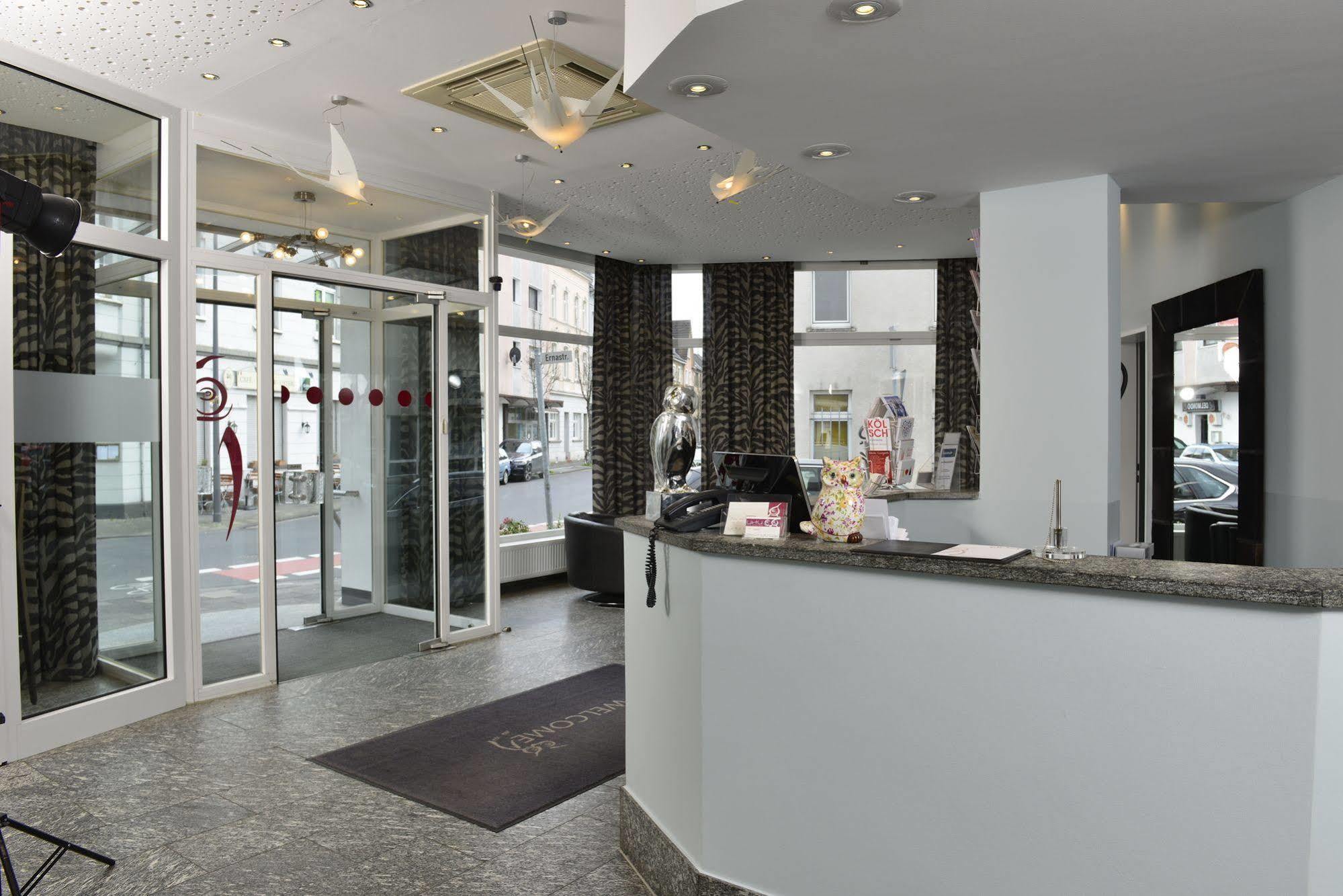 Hotel Uhu Garni โคโลญ ภายนอก รูปภาพ